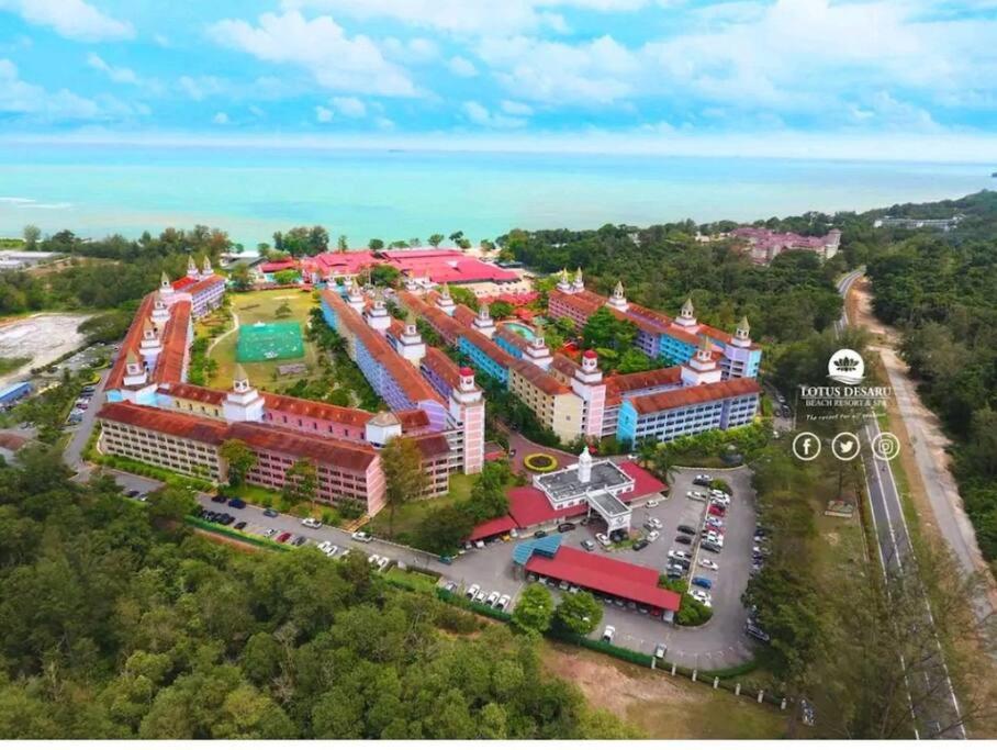 Lotus Desaru Beach Resort, 2 Bdrms, W/Splash Park Bandar Penawar ภายนอก รูปภาพ