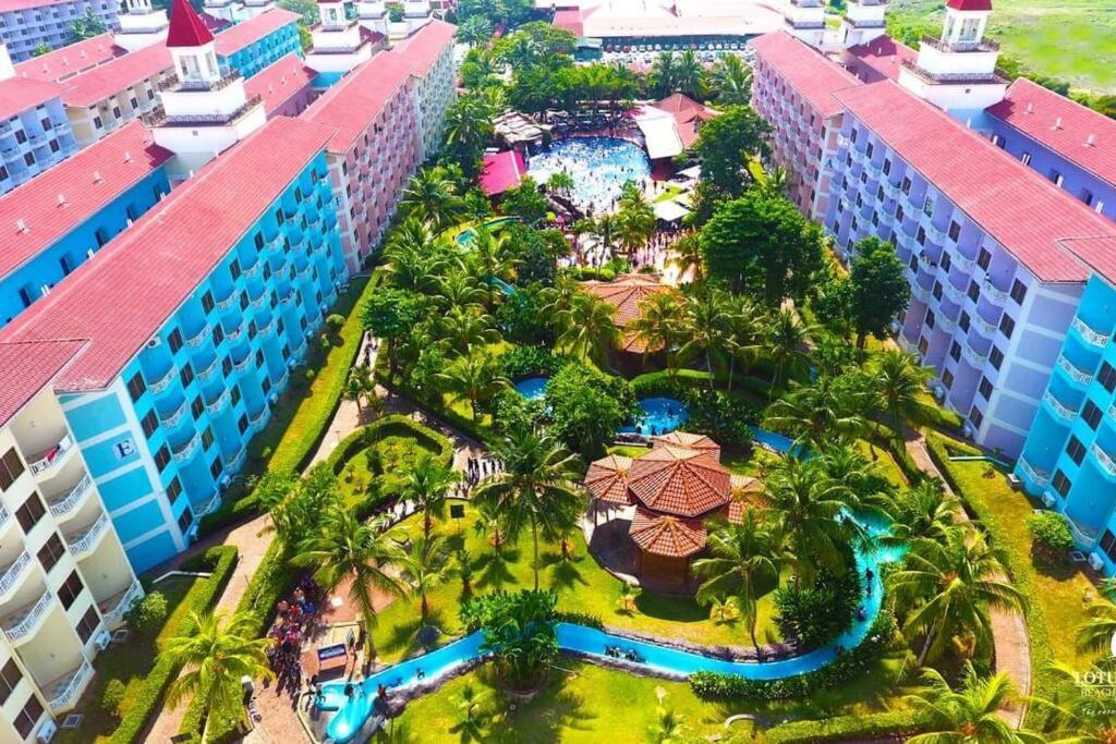 Lotus Desaru Beach Resort, 2 Bdrms, W/Splash Park Bandar Penawar ภายนอก รูปภาพ