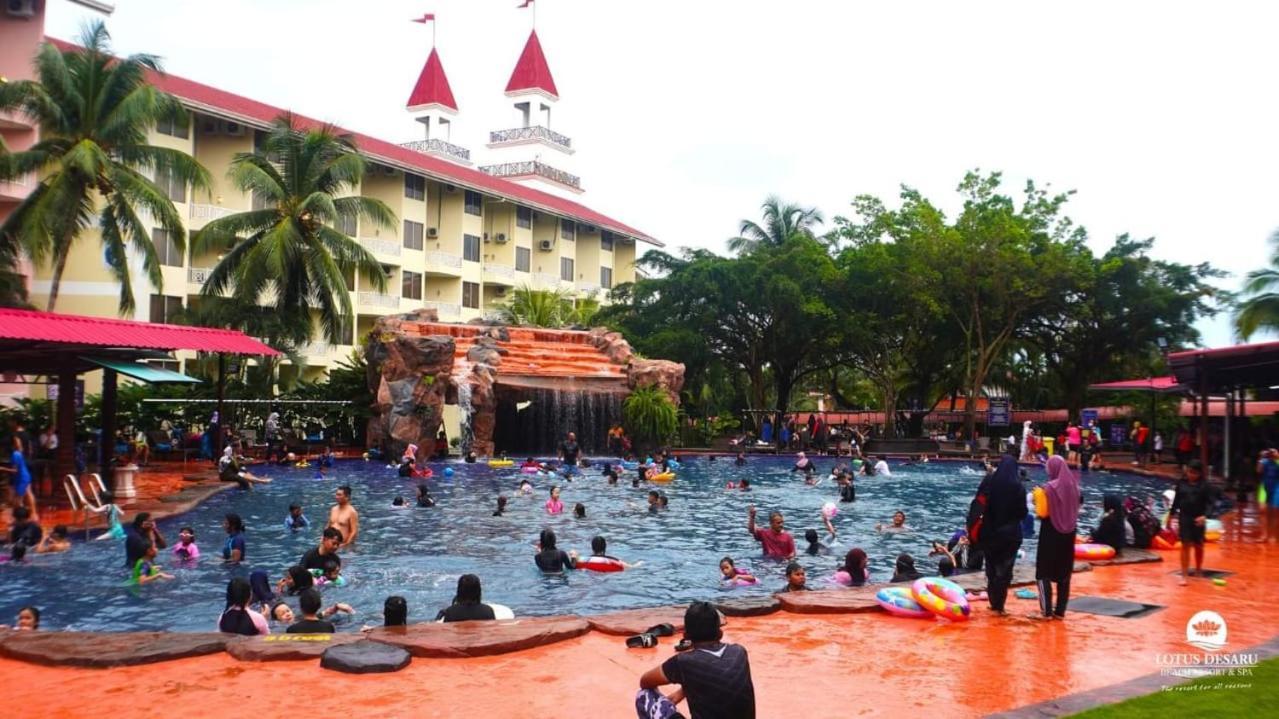 Lotus Desaru Beach Resort, 2 Bdrms, W/Splash Park Bandar Penawar ภายนอก รูปภาพ